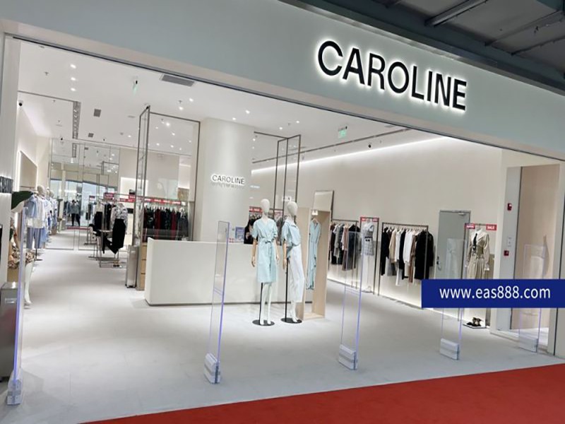 Caroline drabužių parduotuvė montuoja Cubic Beauty drabužių apsaugos nuo vagystės įrenginį AM9800