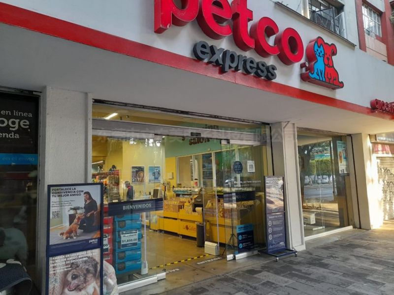 Petco naminių gyvūnėlių parduotuvėje montuojamas emeno apsaugos nuo vagystės įrenginys