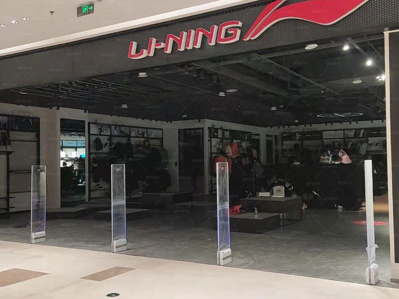 Li Ning firminėje parduotuvėje sumontuotas kubinis akustinis magnetinis apsaugos nuo vagystės įrenginys AM9800