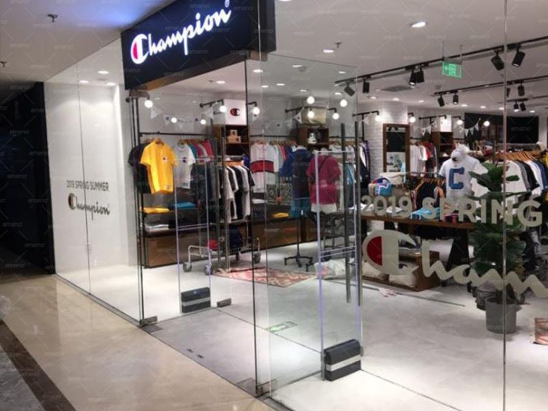 Drabužių parduotuvėje „Champion Clothing Store“ sumontuotas AM9800 drabužių apsaugos nuo vagystės įrenginys