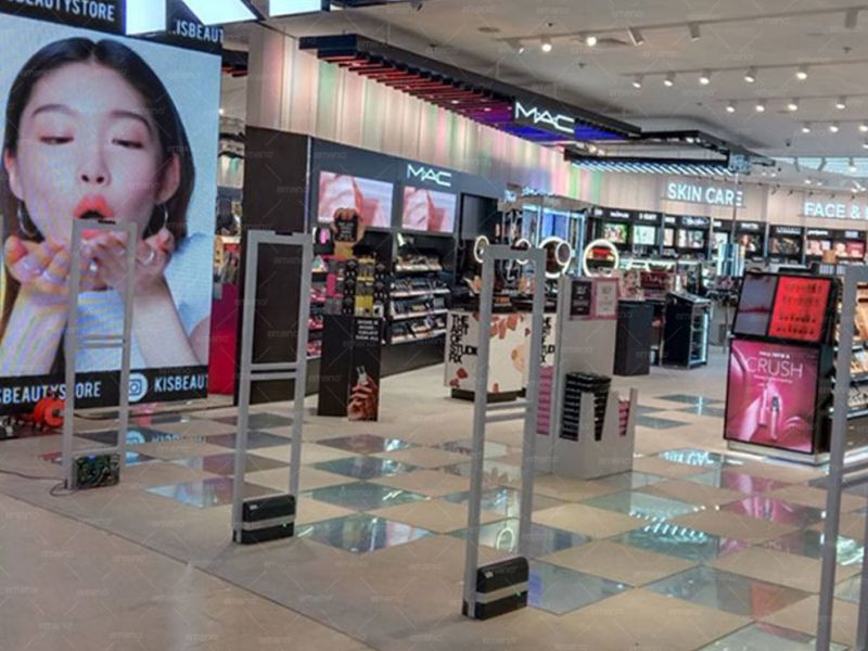 KIS Cosmetics parduotuvėje montuojama AM8208 apsaugos nuo vagysčių sistema