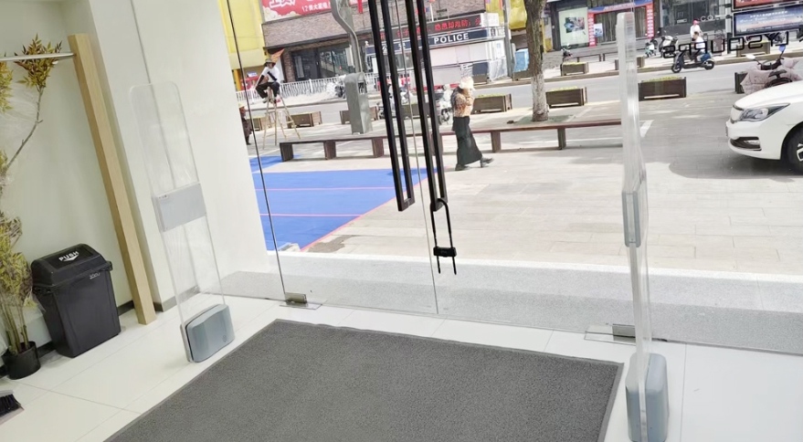 Dviejų dažnių AM ir RFID: išmanioji apsauga drabužių mažmeninės prekybos pramonei.